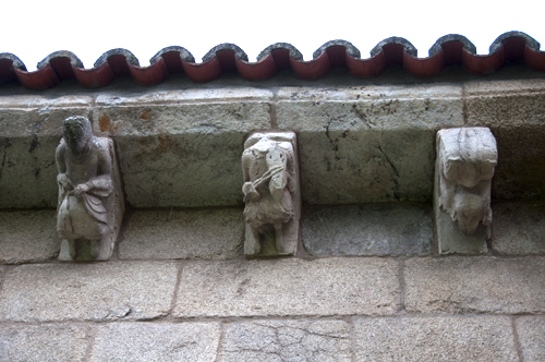 Canecillos de la parte recta del abside de la iglesia de Ferreira do Panton